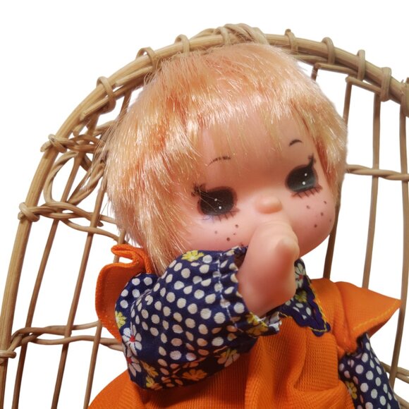 Funky Doll Wicker Hanging Chair Thumb Sucking Big Eyes Vintage 1960s-1970s Odd - Picture 6 of 6